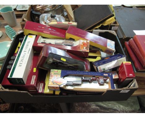 Tray of assorted boxed mainly Lledo collectables 'The bygone days of road transport' to include flatbed trailer and crates, S