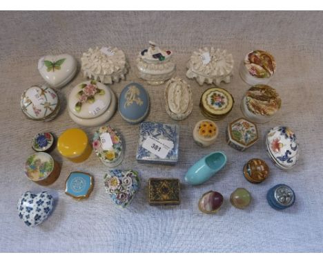 A COLLECTION OF CERAMIC TRINKET BOXES AND PILL BOXES
