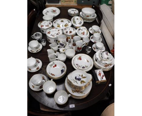 A QUANTITY OF ROYAL WORCESTER "EVESHAM" DINNER AND TEAWARES