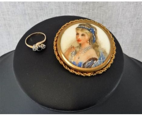 A 9CT YELLOW GOLD DRESS RING and a ceramic portrait brooch with yellow metal frame (2)