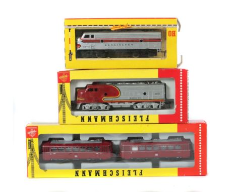 2 US Loks, 1 SchienenbusFleischmann, Spur H0, 1 x US Lok "Santa Fe" 1343, silber/rot; 1 x US Lok "Burlington" 1343, silber/ro