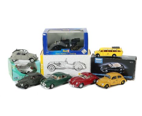 10 Modellautosunterschiedliche Hersteller, meist M: 1:18, Blech/Kunststoffteile, Solido: 2x VW Käfer Coccinelle VW (1:17), 1x