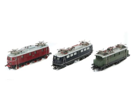 3 E-LokomotivenFleischmann, Spur H0, Guss, 1 x E-Lok, bez. E 19 02, weinrot; 1 x E-Lok bez. E 10 007, schwarzblau; 1 x E-Lok 