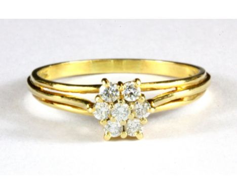 An 18ct yellow gold diamond set cluster ring, (V).