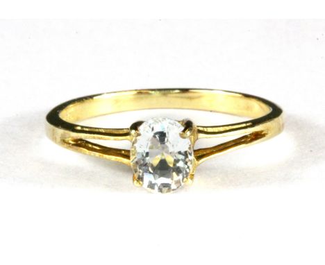 A 9ct yellow gold white topaz set solitaire ring, (N).