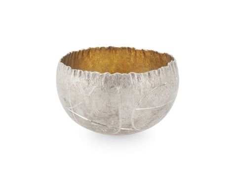  A MODERN BRITANNIA STANDARD ENGRAVED TUMBLER CUP MALCOLM APPLEBY, EDINBURGH 2010 of hemispherical form with scalloped edge, 