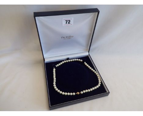 Pearl necklace with 9ct gold clasp 