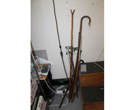 A SELECTION OF WALKING STICKS ETC TO INCLUDE A GLASS EXAMPLE AND A SWAGGER STICK