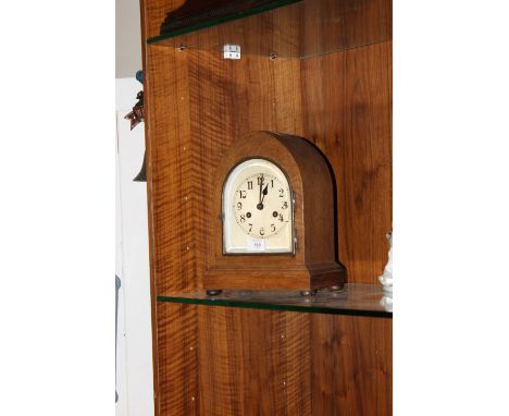 AN OAK DOME TOP MANTLE CLOCK