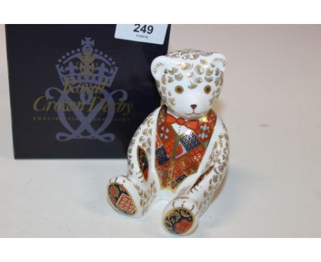 A LARGE BOXED ROYAL CROWN DERBY IMARI PAPERWEIGHT 'RED TIE TEDDY BEAR'