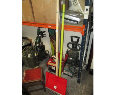 A SELECTION OF GARDEN TOOLS