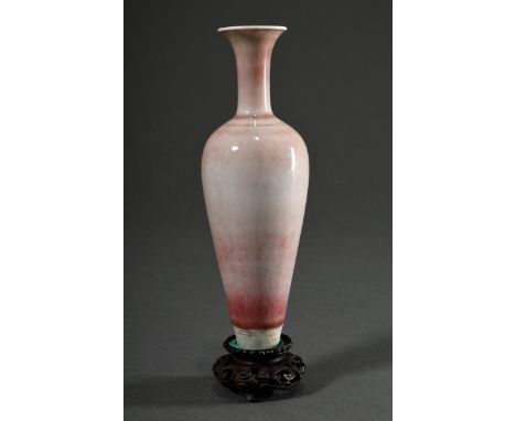 Schreibtisch Guanyin Vase "Liuye Zun" mit blasser Peachblossom Glasur, 6-Zeichen Kangxi Marke, Holzsockel, 16,5cm