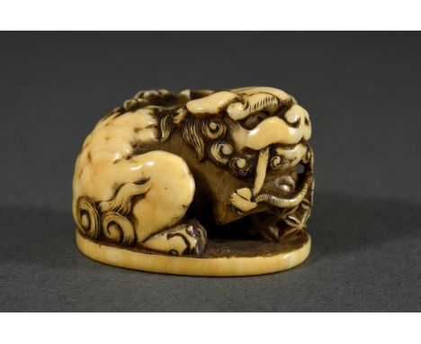 Kleines Elfenbein Netsuke "Shishi mit Jungem und Brokatball auf Sockel", 19.Jh., H. 2,7cm, schöne Alterspatina, Genehmigung n