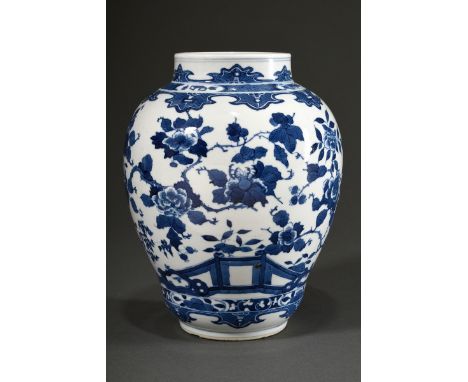 Chinesische Porzellan Balustervase mit feinem Blaumalerei Dekor "Päoniengarten", auf der Schulter Kartuschen mit Gelehrten Sy