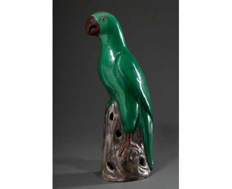 Emaille sur biscuit Figur „Grüner Papagei auf Felssockel“ im Kangxi Stil, H. 34,5cm, etwas berieben