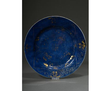 Großer Porzellan Teller mit Powderblue Glasur und Golddekor "Blüten und Ranken", im Boden stilisierte Kangxi Artemisiablatt M