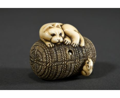 Elfenbein Netsuke "Katze und Ratte auf Reisstrohballen" mit beweglicher Maus, L. 3,6cm,         Genehmigung nach Art. 10d VO 