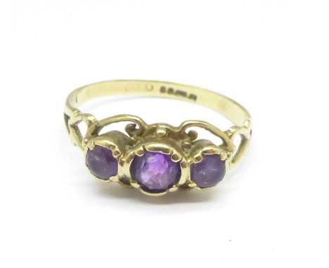 A 9ct gold three stone ring, 2.1g, R