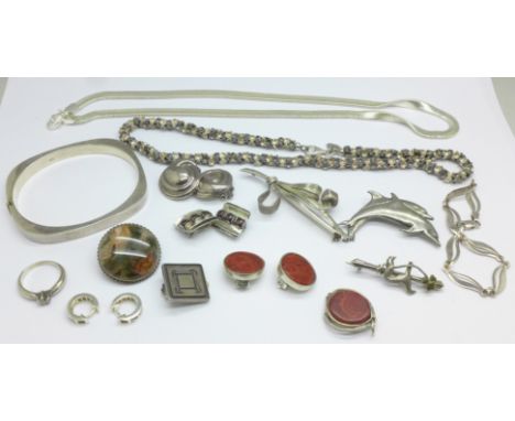 Silver and white metal jewellery including a moss agate brooch, a hallmarked flower brooch and dog brooch, 925 bangle, earrin