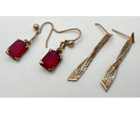 2 pairs of vintage 9ct gold drop style earrings. A pair of tri coloured gold herringbone chain drops together with a pair of 