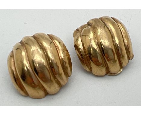 A pair of 9ct gold vintage style square shaped clip on earrings with ridge design. Both marked 375 to backs. Total weight app