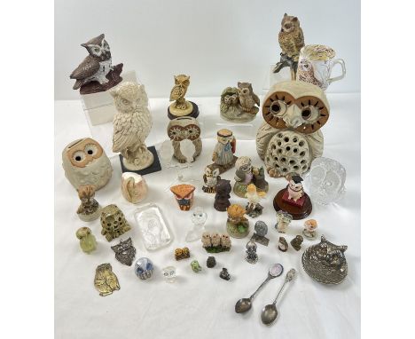 A collection of assorted owl ornaments to include ceramic, glass, natural stone and resin. Lot includes Studio pottery lamp a