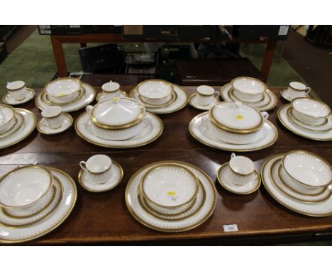 A PARAGON ATHENA TEA AND DINNER SERVICE