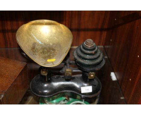 A SET OF VINTAGE KITCHEN SCALES AND WEIGHTS 