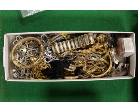 A LARGE QUANTITY OF MIXED JEWELRY, TO INCLUDE CHRISTIAN DIOR EXAMPLES, ETC