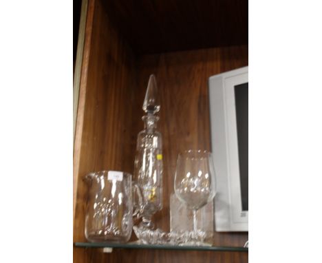 A SELECTION OF GLASS WARE TO INCLUDE A LARGE DECANTER, ETC