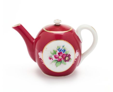 A SMALL PORCELAIN TEAPOT, GARDNER FACTORY, MOSCOW, SECOND HALF 19TH CENTURY produced for the Central Asian market, with polyc