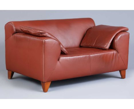 MACHALKE Leder-Sofa "Love Seat" rot-braun belederter, allseitig gepolsterter Korpus mit weit ausgestellten Armlehnen, 2 lose 