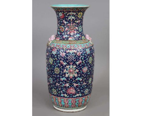 Chinesische Porzellanvase Amphorenform mit schmalem Hals und leicht ausgezogener Lippe, auf der Schulter zwei Handhaben in Fo