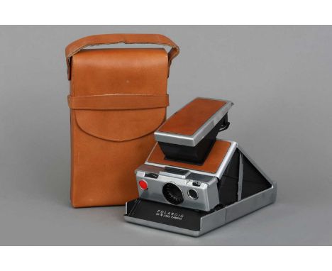 POLAROID SX 70 Land-Camera 1970er Jahre, eckiges, aufklappbares Metallgehäuse mit cognacbraunem Lederbeschlag (10x17cm), dazu