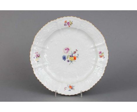MEISSEN Porzellanteller  um 1820, flache Form mit leicht ansteigender Fahne, Reliefdekor "Gotzkowsky", zackiger Rand, im Spie