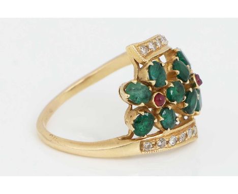 Ring mit Blütendekor Gelbgold, ungepunzt, kleine Smaragde und Rubine in Blütenform, seitlich kleine Diamantsplitter, Ringgröß