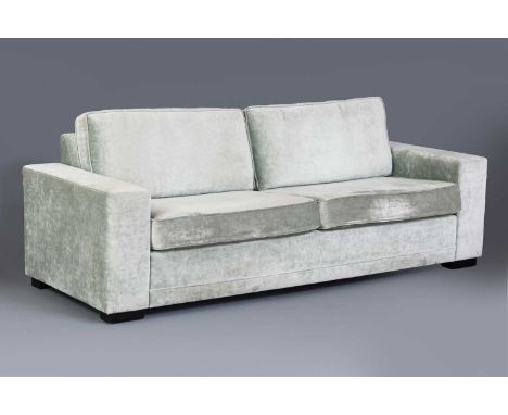 2-Sitzer Sofa heller, türkis-blauer Samtbezug, gerader Korpus mit 2 großen Sitzkissen, breite Armlehnen, geschwärzte Block-Fü