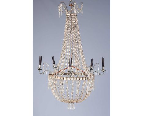 Deckenkrone des Empire wohl um 1800, hoher Korb mit Metall-Ring mit Glas-Ketten (im Verlauf) Behang, Metallring mit 6 Leuchte
