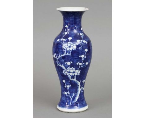 Chinesische Porzellanvase mit Kirschblütendekor Amphorenform, beidseitig der Wandung Kirschblütendekor in Blau-Weiß-Malerei, 