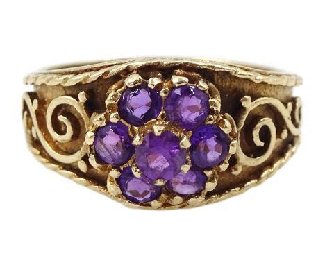 9ct gold amethyst cluster ring, the shoulders with applied filigree decoration, hallmarkedCondition Report:Approx 3.3gm, size