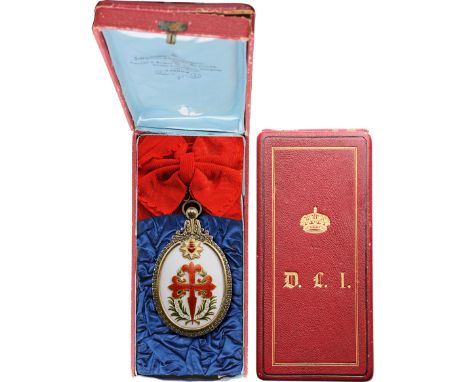 A sash badge of the 94x57 mm, oval, gilt silver medallion, on both sides with white enameledcentre with applied the Order’s c