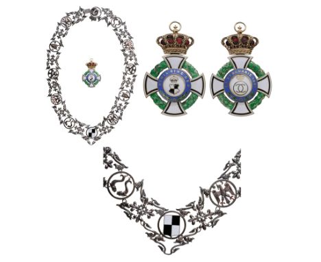 A Collar Chain, of the 2nd Model: badge in gilt silver, both sides enamelled,blue enamelled legend “NIHIL SINE DEO”, surround