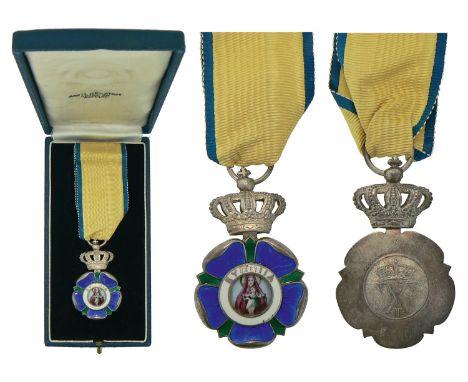 A Dame Silver Medal, 1st type, 51x30 mm, silver badge with dark blue and greenenameled details, the centre with the image of 