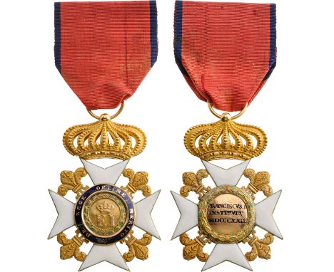 A Knight’s cross in GOLD, 60x41 mm, with white enameled arms, flanked by beautifully chiseledand engraved fleurs de lys; obve