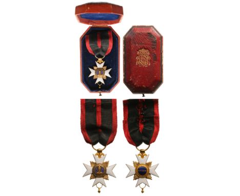 An early Knight’s Cross in GOLD and white enamel, 44x32 mm, flanked by smooth, golden rays; the lower arm, with a wheeled spu