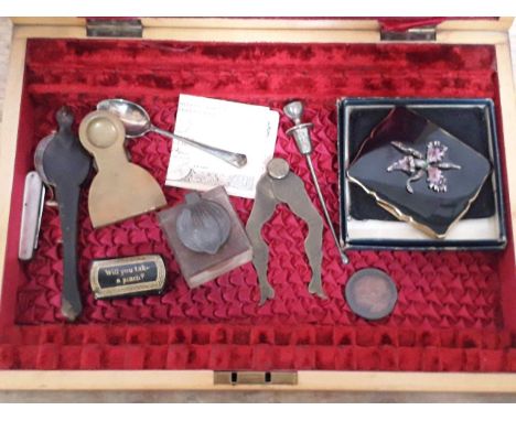 A box of bric a brac including an Art Deco compact (mirror broken), a tortoiseshell lorgnette (AF) etc. 