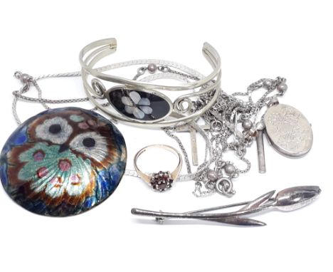 Assorted jewellery comprising a hallmarked 9ct gold garnet ring weight 2.29g, a Norwegian Handarbeid Balestrand enamel copper