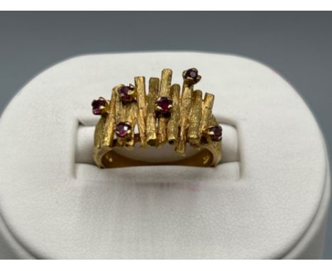 Ladies 9ct gold ornate Ruby 6 stone ring, size P (6.26g) 