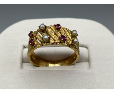 Ladies 9ct gold Pearl and Ruby 8 stone fancy ring, size O1/2 (4.28g) 