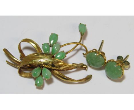 14kt brooch in a leaf design 4.5g and set with jade also pair of jade earrings (butterflies marked 375 9ct)